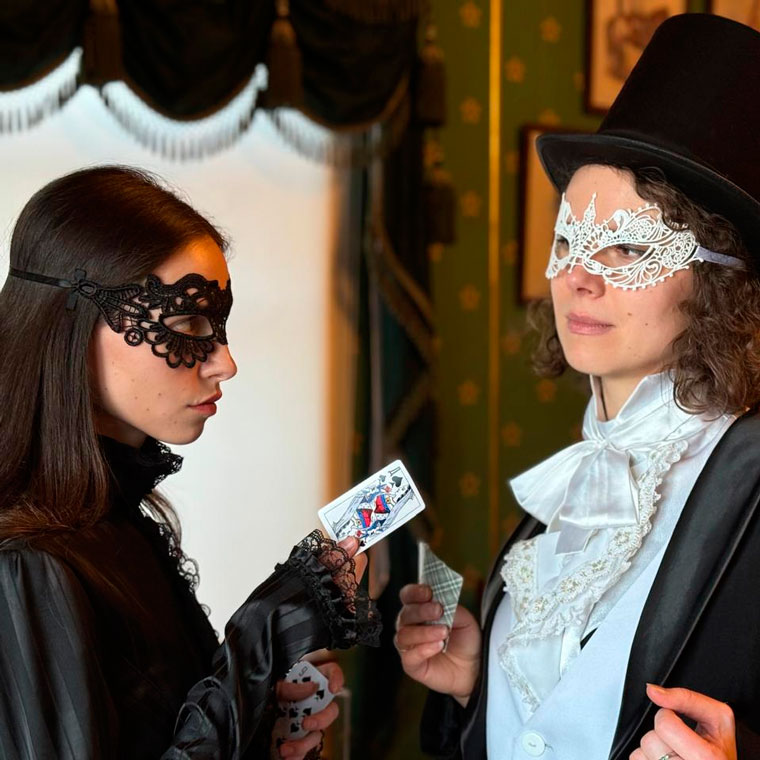 "Путешествие в Зазеркалье. Приключения продолжаются". Театрализованная экскурсия-игра